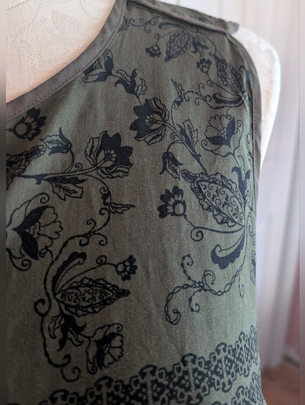 Liz Claiborne Olive/ Black Floral, Geometry, Baroque Sleeveless Top Size XL - Picture 3 of 7